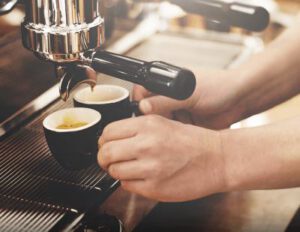 Espressomasin Visacrem Vetro kohvi valmistamine