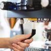 Espressomasina grupi puhastamine harjaga Espressomasina grupipea puhastushari