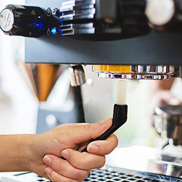 Espressomasina grupi puhastamine harjaga Espressomasina grupipea puhastushari